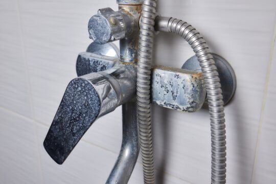 In Just 30 Minutes: Remove Hard Water Stains from Taps and Shower Glass