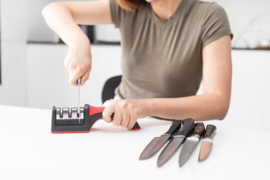 Make Dull Kitchen Knives Sharp Again Within 5 Minutes