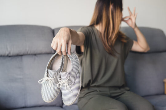 smelly shoes cleaning hacks